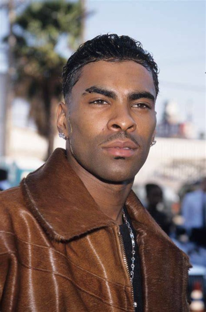 Photos of the Sexy R&B Singer – Hollywood Life