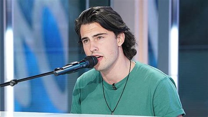 Photos Of ‘Voice’ Singer – Hollywood Life