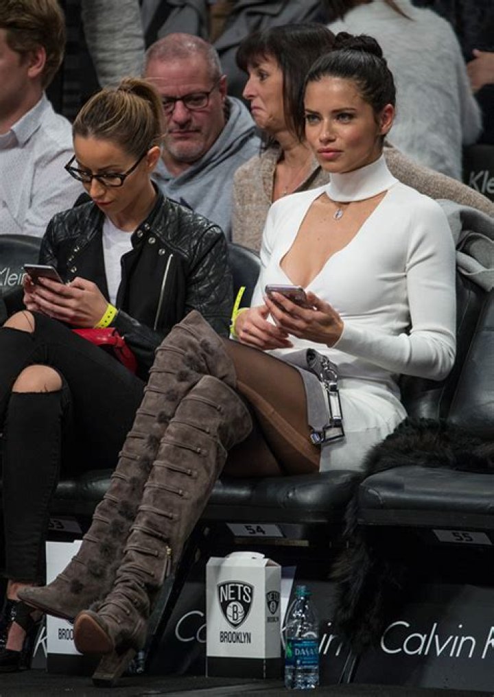 [PIC] Adriana Lima Gets Run In Stockings At Lakers Game — Wardrobe Malfunction – Hollywood Life