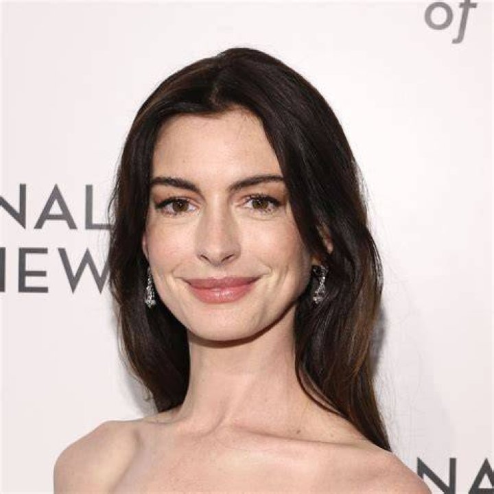 [PIC] Anne Hathaway Topless For ‘Harpers Bazaar’ — Discussing All Things ‘Daring’ – Hollywood Life