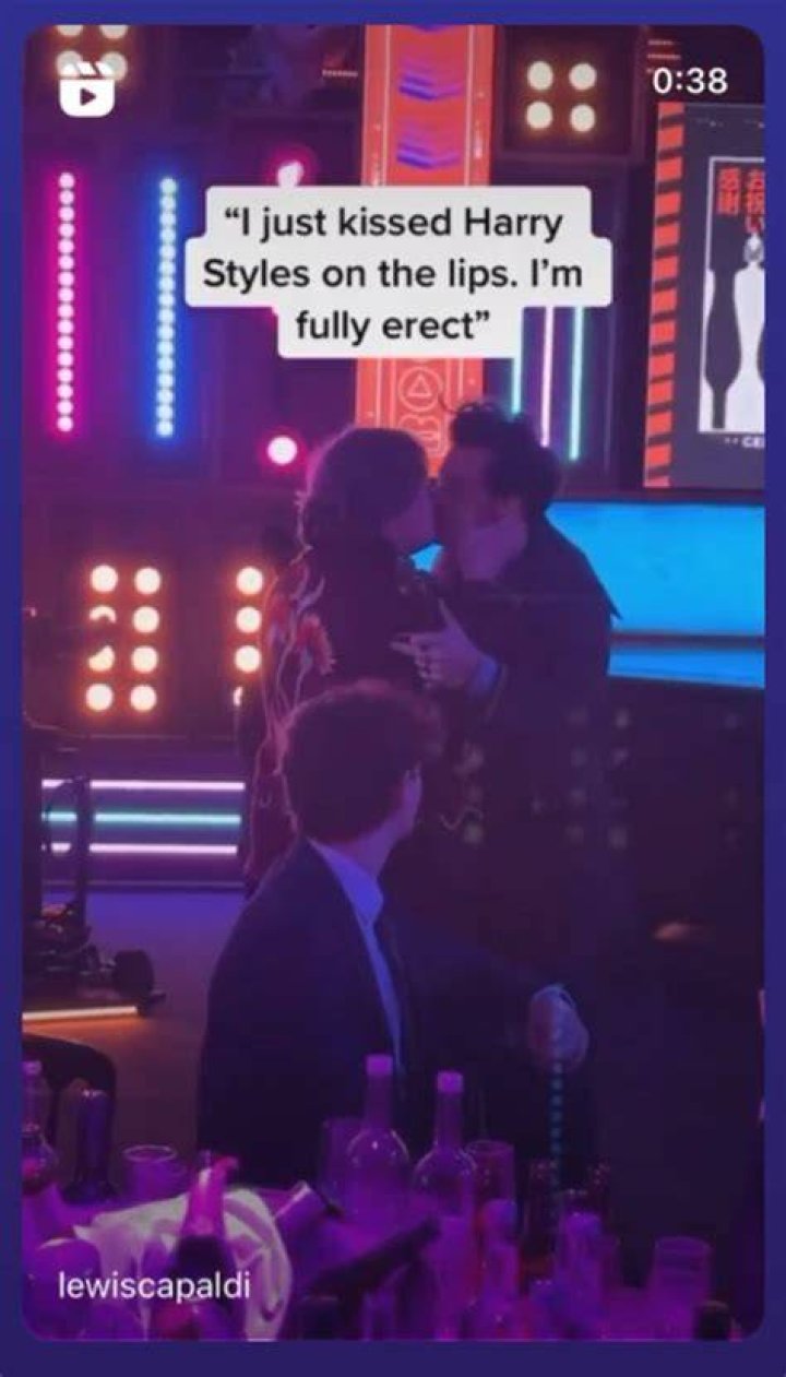 [PIC] Harry Styles Kissing — 1D Star Locks Lips With Mystery Girl – Hollywood Life