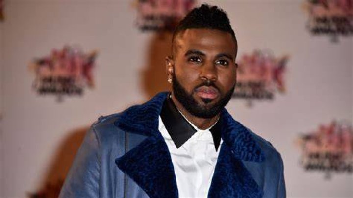 [PIC] Jason Derulo Falls Down Stairs At Met Gala? — Prank Starts Twitter Trend – Hollywood Life