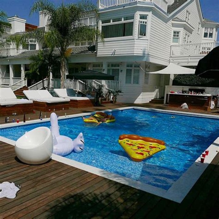 [PIC] Justin Bieber Passed Out on Pizza Raft in Pool After Massive House Party – Hollywood Life