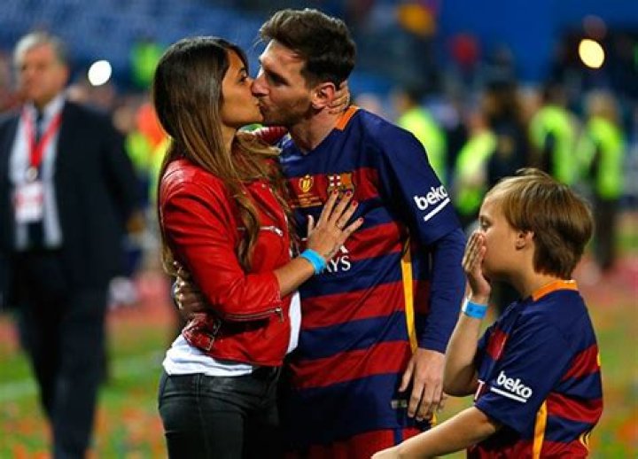 [PIC] Lionel Messi Kisses Wife After Barcelona’s Big Win In Copa Del Rey Final – Hollywood Life
