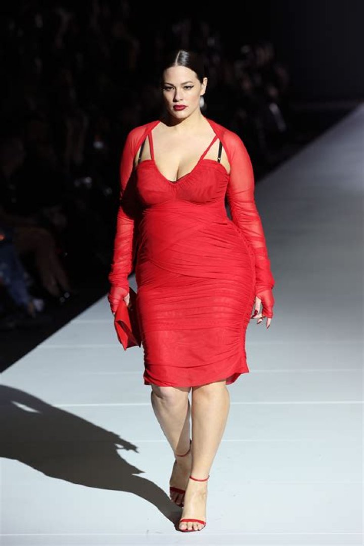 [PICS] Ashley Graham’s Fashion Show At NYFW Features Plus-Sized Models – Hollywood Life
