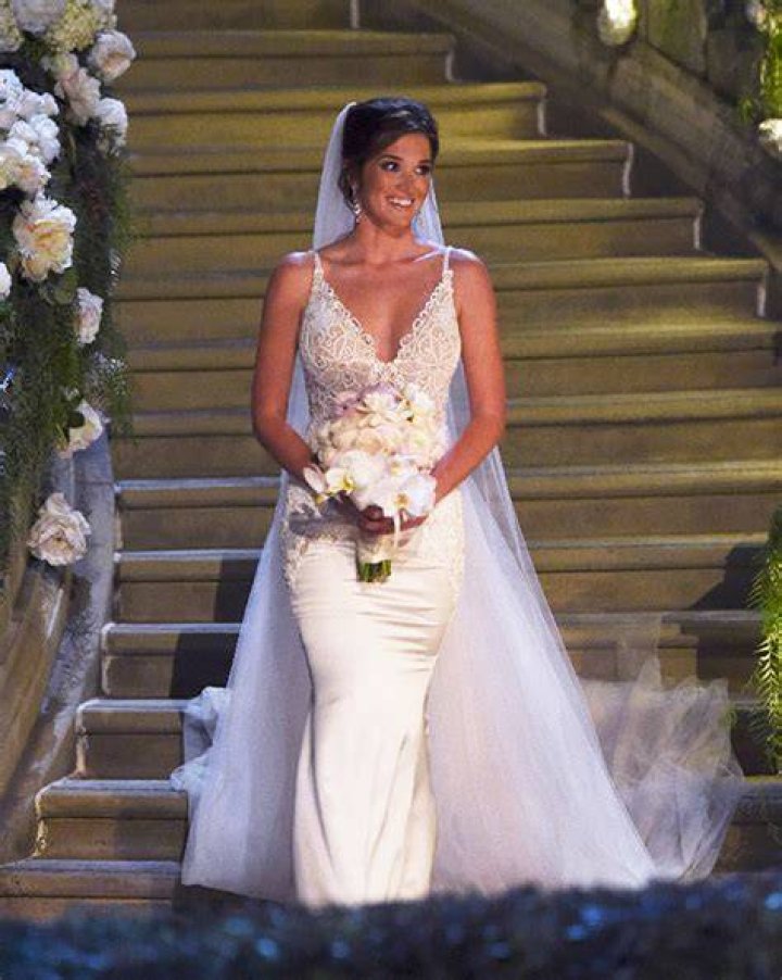 [PICS] Jade Roper’s Wedding Dress– Ties The Knot With Tanner Tolbert – Hollywood Life