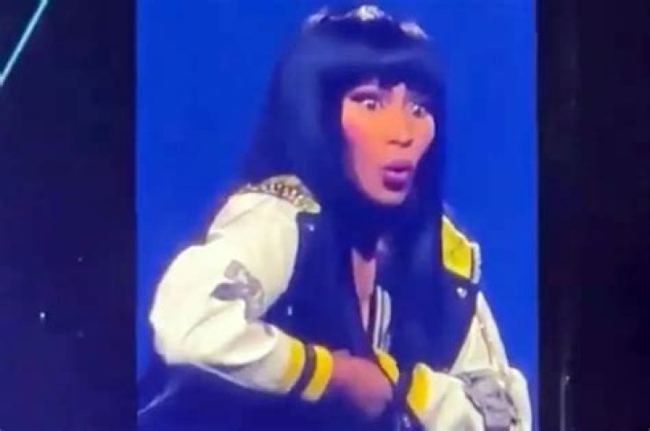 [PICS] Nicki Minaj’s Nip Slip — Singer Wears No Bra Under Jacket – Hollywood Life