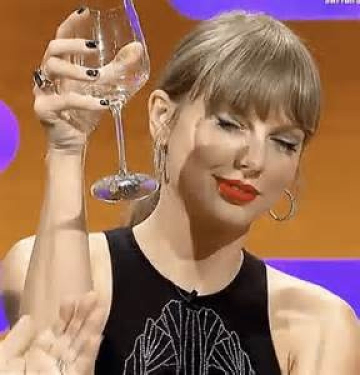 Pics Of Taylor Swift & More Celebs Drinking Alcohol – Hollywood Life