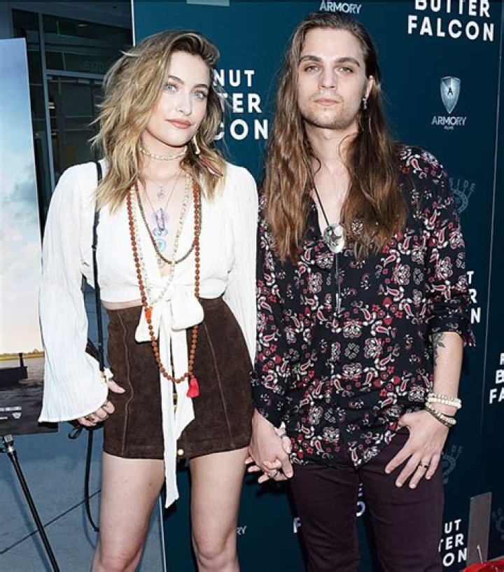 Pics Of The Couple & Bandmates – Hollywood Life