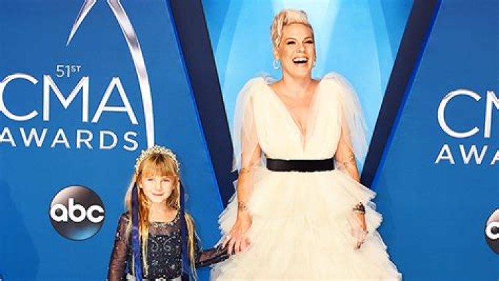 Pink’s Daughter Willow Sings Olivia Rodrigo At Christmas Concert – Hollywood Life
