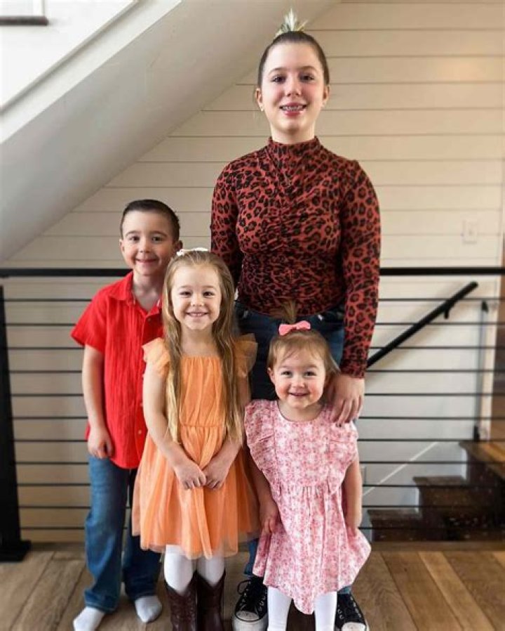 Pregnant Chelsea Houska Reveals Baby’s Gender With Sweet New Family Pic Outside New House