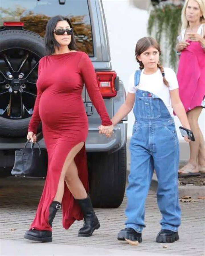 Pregnant Kourtney Kardashian & Penelope Disick In Malibu: Photos – Hollywood Life