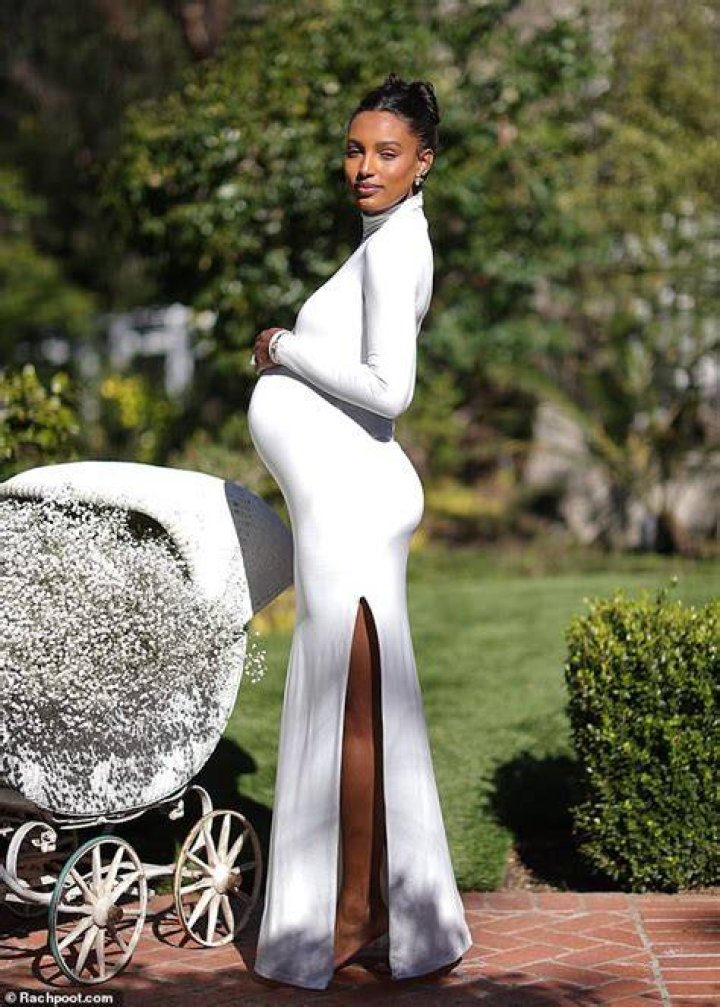 Pregnant Victoria’s Secret Models’ Bare Baby Bumps — PICS