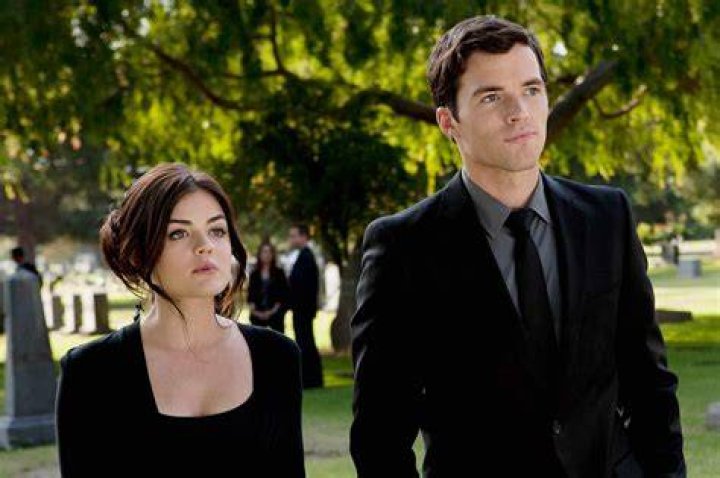 ‘Pretty Little Liars’ Star Ian Harding Secretly Married GF Sophie Hart – Hollywood Life