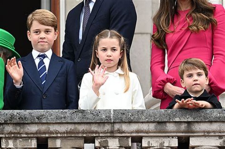 Princess Charlotte Poses With Mom Kate & Brothers For Mother’s Day – Hollywood Life