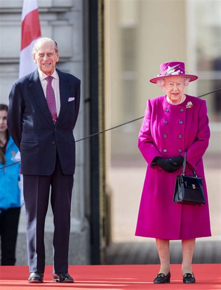 Queen Elizabeth II & Prince Philip’s Romantic Timeline: Photos – Hollywood Life