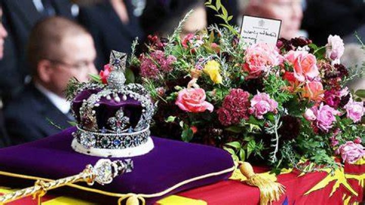 Queen Elizabeth II’s Casket Featured Flowers From Wedding – Hollywood Life