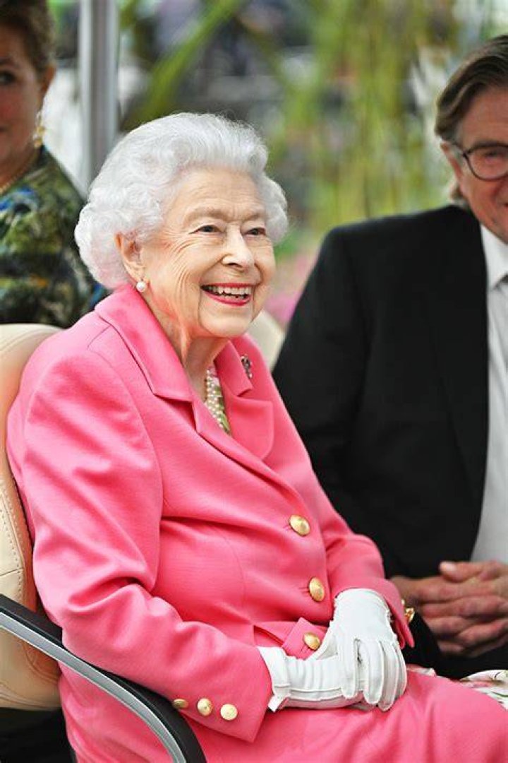 Queen Elizabeth’s Burial Confirmed With Touching Photo – Hollywood Life