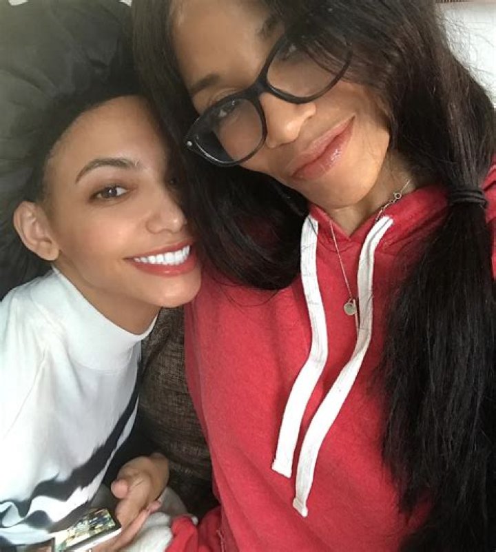 Rachel Lindsay Breaks Down In Tears Over Friend Cheslie Kryst’s Death: ‘I Can’t Believe She’s Gone’