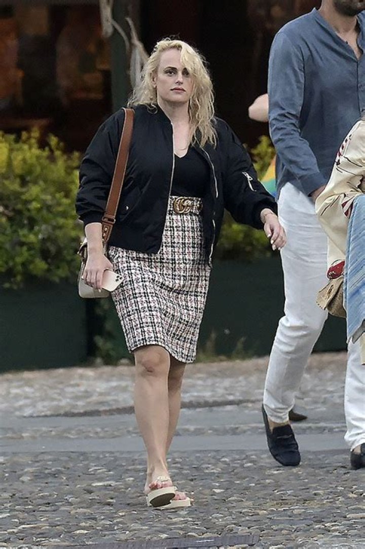 Rebel Wilson Stuns In A Low Cut Black Top & Plaid Skirt As She Vacations In Italy – Photo