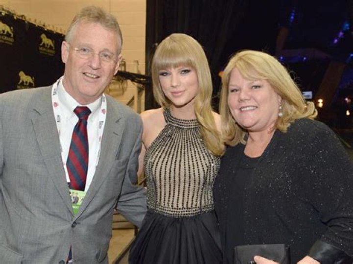 Rebel Wilson & Taylor Swift’s Dad, Scott, Sing Duet at Sydney Eras Tour Concert: Watch