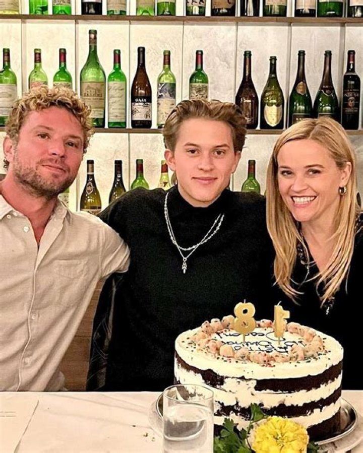 Reese Witherspoon & Ryan Phillippe Celebrate Son Deacon’s 18th B-Day – Hollywood Life