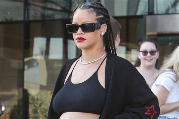 RIhanna Bares Baby Bump In Black Bra & Baggy Pants: Pics – Hollywood Life