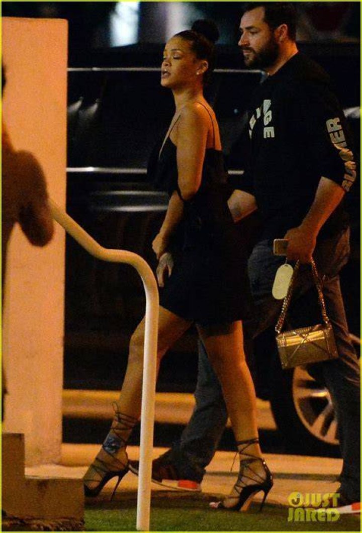 Rihanna & Drake Kiss On Dinner Date At Sons Of Essex — Getting Back Together? – Hollywood Life