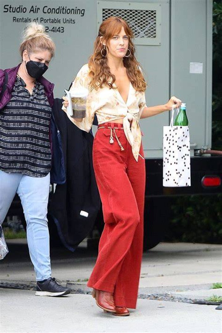 Riley Keough Wears ’70s Outfit On ‘Daisy Jones & The Six’ Set: Photo – Hollywood Life