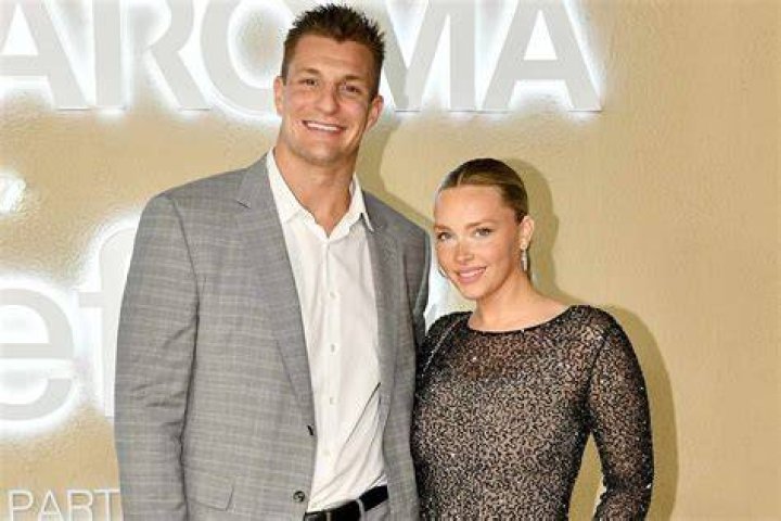 Rob Gronkowski & Camille Kostek’s Engagement Plans After He Wins Super Bowl – Hollywood Life