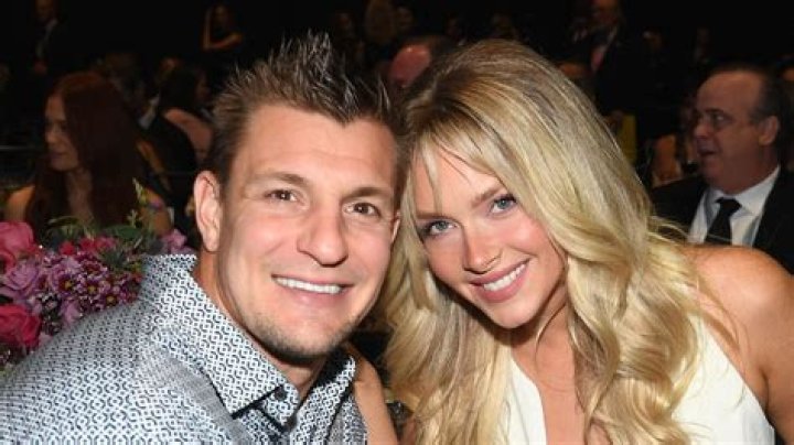 Rob Gronkowski: NFL Star Offers Couple $10K To Have Wild Sex In Public — Report