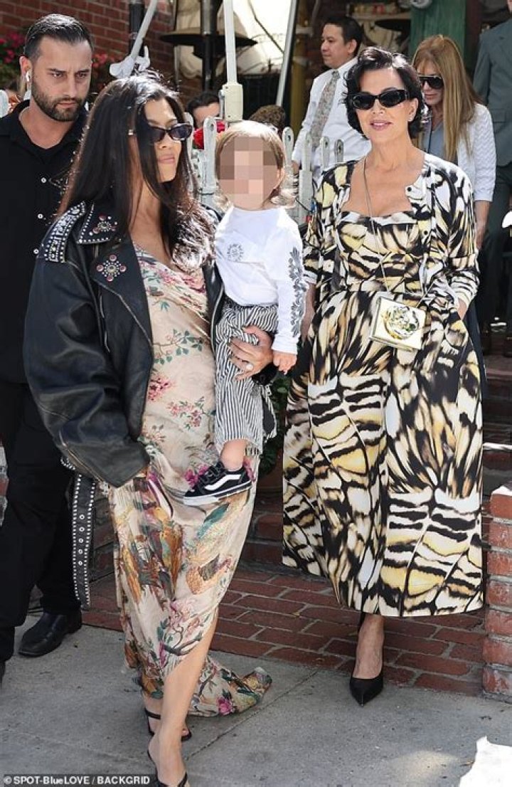 Rob Kardashian Spotted In Rare Pic On Dinner Date With Sisters Kim, Kourtney & Khloé