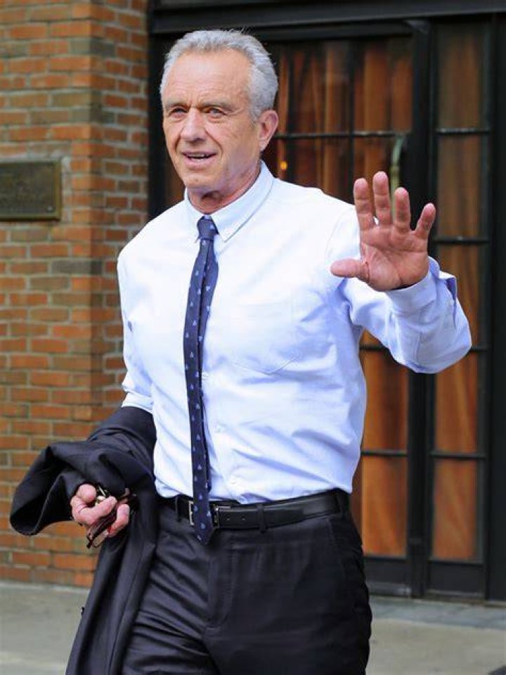 Robert F. Kennedy Jr. Goes Shirtless & Does Pushups In New Video – Hollywood Life