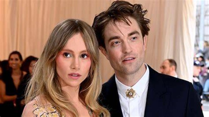 Robert Pattinson and Suki Waterhouse Engaged Amid Her Pregnancy – Hollywood Life
