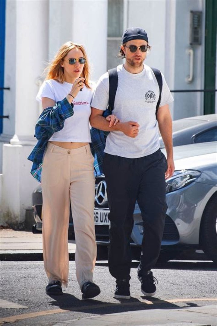 Robert Pattinson Makes Out With Suki Waterhouse In 1st Photos Since Testing Positive For COVID-19