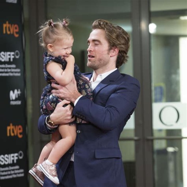 Robert Pattinson: See His Steamy Kiss With ‘Map To The Stars’ Co-Star — Watch