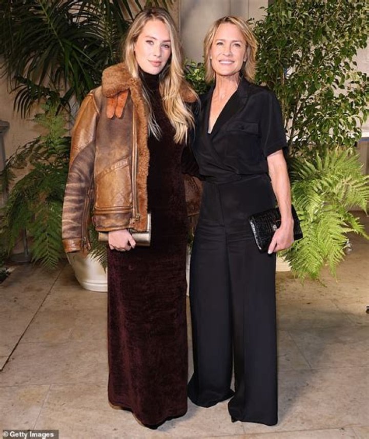 Robin Wright & Daughter Dylan Slay At Ralph Lauren Show: Photos – Hollywood Life