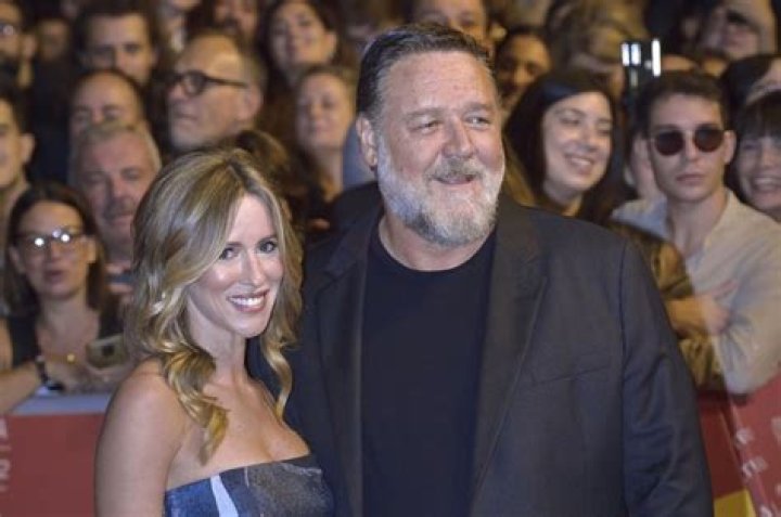 Russell Crowe & Girlfriend Britney Theriot At Australian Open: Photos – Hollywood Life