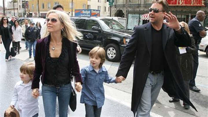 Russell Crowe Sons Charles & Tennyson Join Mom For Rare Photo – Hollywood Life
