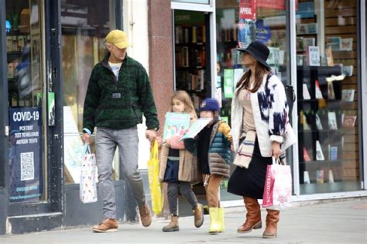 Ryan Gosling & Eva Mendes Spotted On Outing With Daughters In London – Hollywood Life