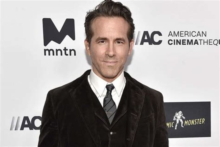 Ryan Reynolds Jokes About Selling A Kid on ‘Welcome to Wrexham’ – Hollywood Life