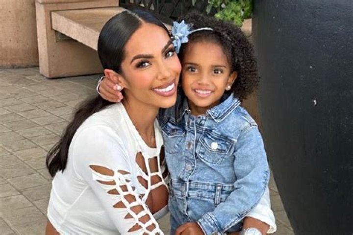 Safaree Samuels Sings To His & Erica Mena’s Baby In New Video: Watch – Hollywood Life