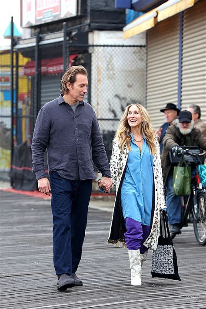 Sarah Jessica Parker, John Corbett Hold Hands For ‘And Just Like That’ – Hollywood Life