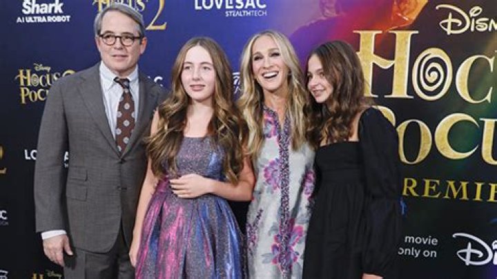 Sarah Jessica Parker Poses for Selfie With Husband and Their 3 Kids – Hollywood Life