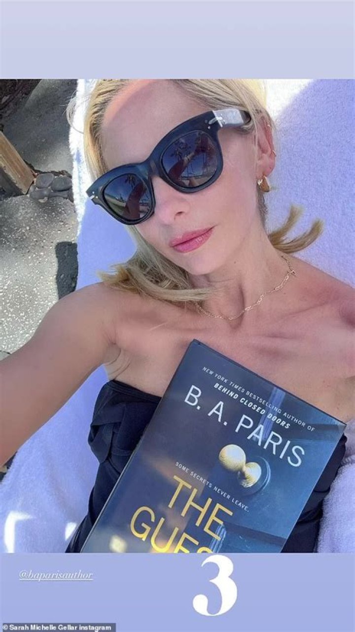 Sarah Michelle Gellar, 44, Rocks A Swimsuit To ‘Relax’ In The Pool On ‘Me Time’ Getaway
