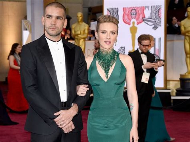 Scarlett Johansson Brings Mystery Date To Oscars: Who Is The Hunk On Her Arm?