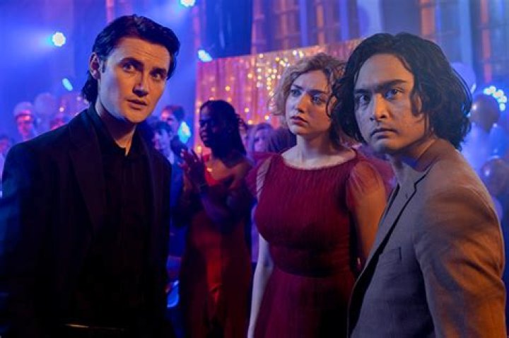 ‘School Spirits’ Star Addresses Why Simon Can See Maddie (Exclusive) – Hollywood Life