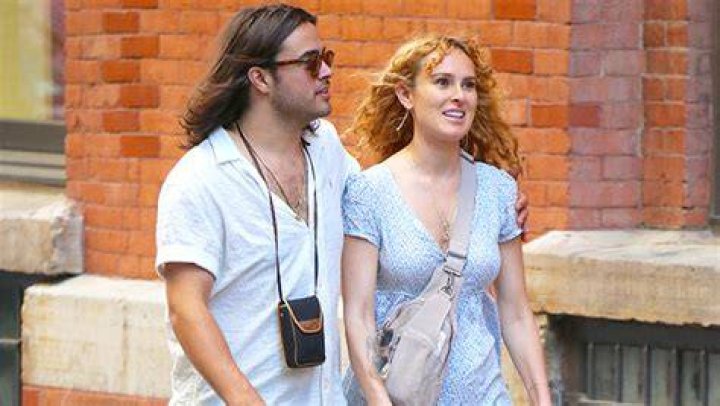 See Baby Bump Photos – Hollywood Life