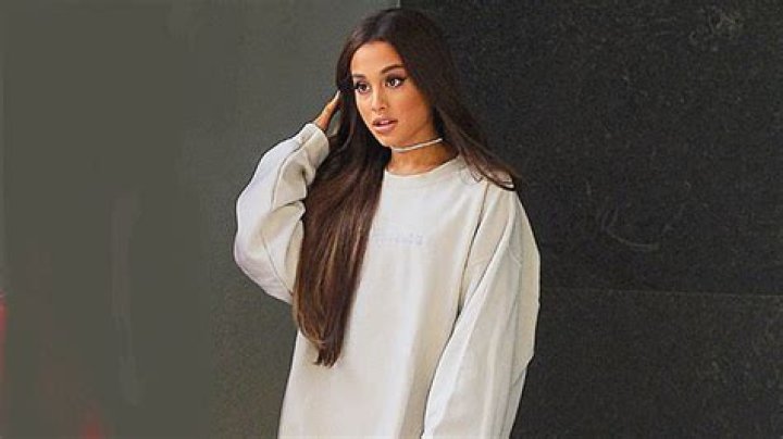 See Hairstyle On Sweetener Tour – Hollywood Life