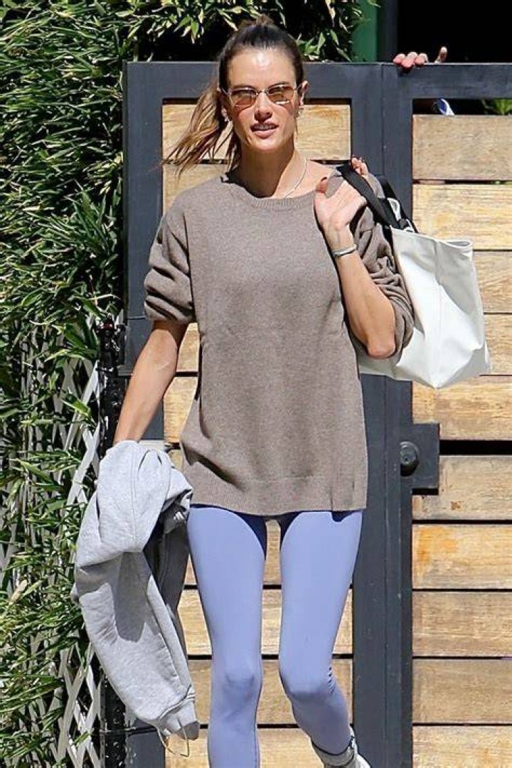 See Her Gym Outfits – Hollywood Life